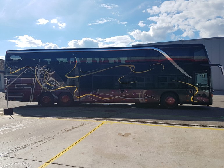 Bus de tourisme à 2 étages en cours d'aménagement pour le rêve de Jean-Bernard