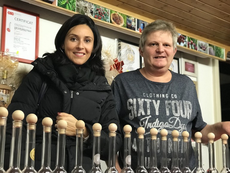 Emilie Moreau avec Frédéric Schneider de la distillerie Schneider à Cornol (JU)