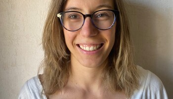  - Coralie Fayolle est responsable du pôle durabilité et spécialiste en restauration au sein de Goût & Région. Ainsi, elle bénéficie d'une double casquette. Sa position unique lui permet de mesurer l'impact immédiat de ces mesures grâce au retour client direct. Elle partagera aujourd'hui des cas concrets et des outils de communication client éprouvés sur le terrain.